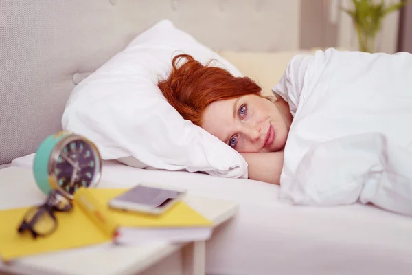 Mujer joven y bonita acostada en la cama — Foto de Stock