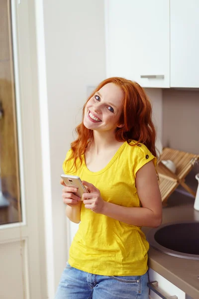 Mignonne tête rouge femme en utilisant le téléphone — Photo