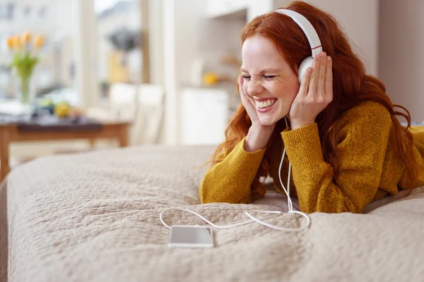 Woman with eyes closed listening to music — Stock Photo, Image