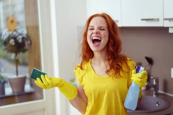 Молодая женщина кричит, как она делает работу по дому — стоковое фото