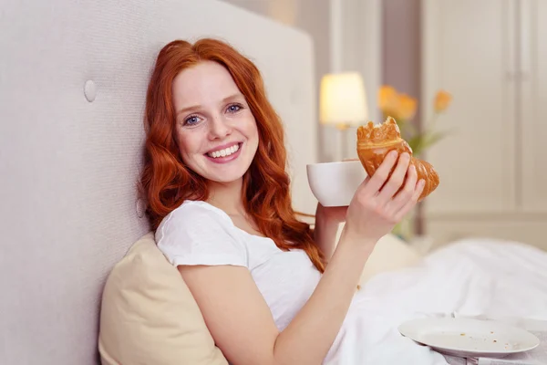 Wunderschöne junge Frau genießt ihr Frühstück — Stockfoto