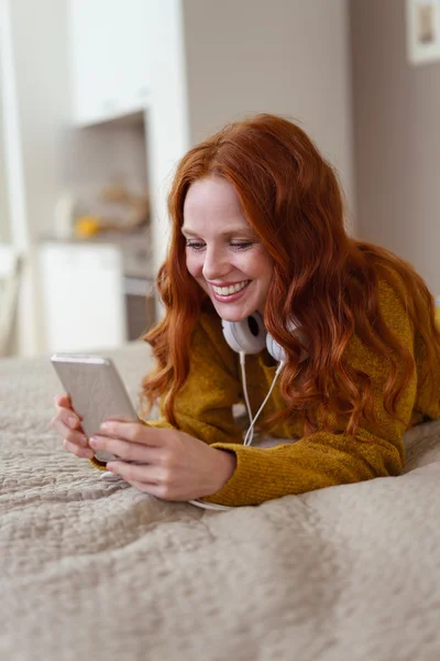 Attraktive junge Frau bei der Auswahl ihrer Musik — Stockfoto