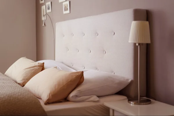 Пустая двуспальная кровать с коричневым бельем — стоковое фото