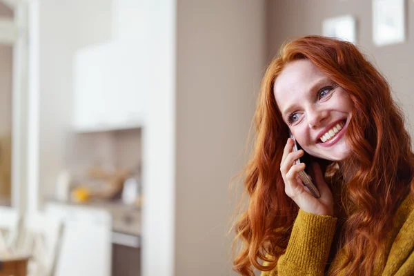 Belle jeune tête rouge femelle sur son téléphone — Photo