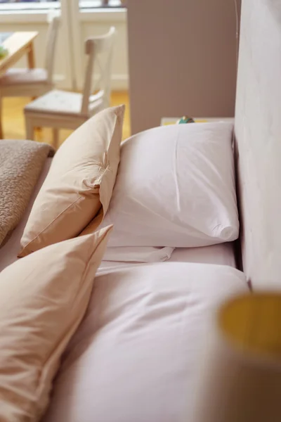 Vista de ángulo alto de almohadas en una cama doble — Foto de Stock