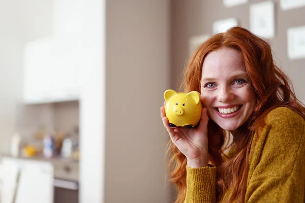 黄色の貯金箱を持つかわいい女性 — ストック写真