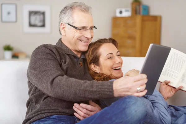 Pareja cariñosa riéndose de una tableta-PC —  Fotos de Stock