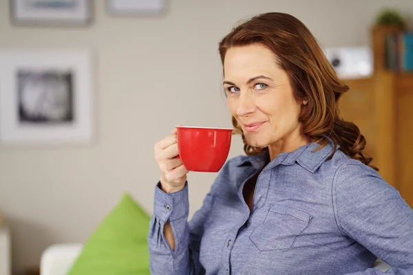 Mulher adulta confiante relaxante com café — Fotografia de Stock