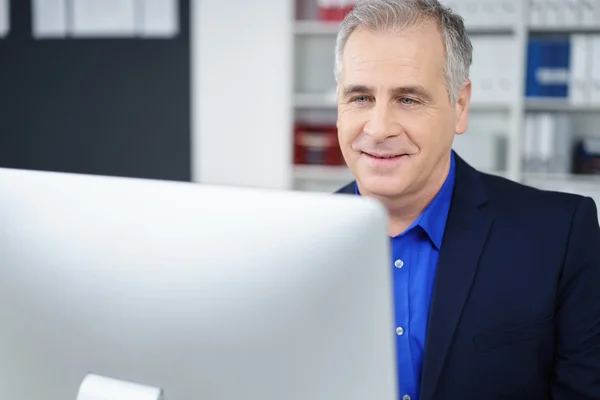 Uomo d'affari anziano che lavora al suo computer — Foto Stock