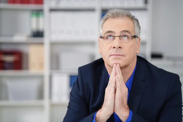 Homem de negócios preocupado orando por uma solução — Fotografia de Stock