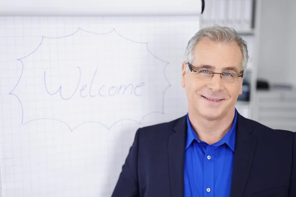 Hombre de negocios de mediana edad haciendo una presentación — Foto de Stock