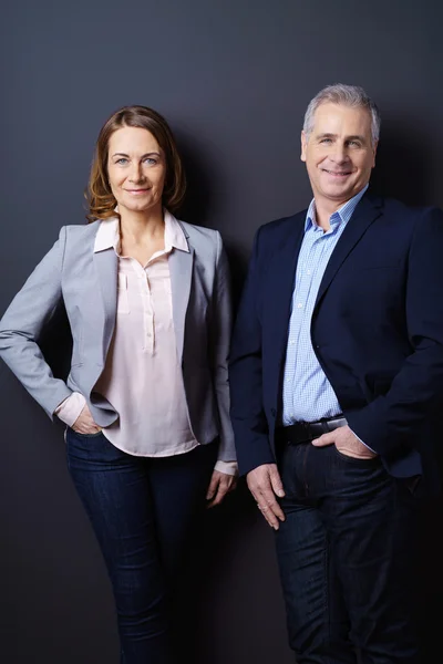Female and male business partners stand together — Φωτογραφία Αρχείου
