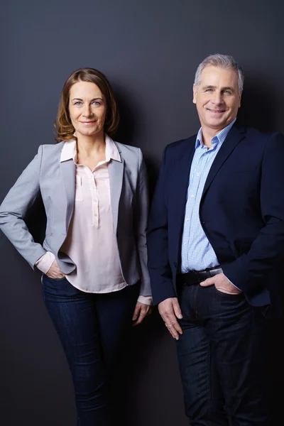 Female and male business partners stand together — Stock fotografie