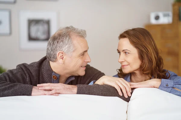 Affectionate couple share a loving glance — Stockfoto