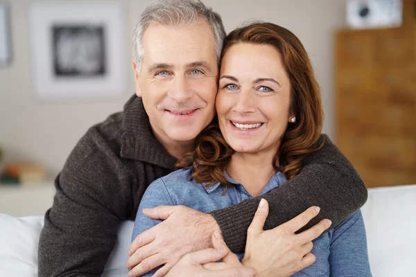 Felizmente casada pareja de mediana edad — Foto de Stock