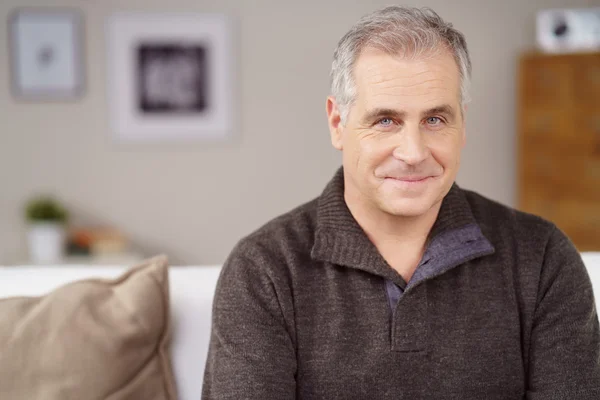 Atractivo hombre de mediana edad con una sonrisa amistosa — Foto de Stock