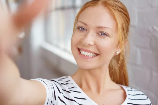 Beautiful young red head smiles at camera — Stock Photo, Image