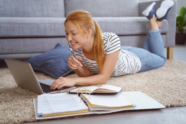 Sorrindo jovem estudante universitário feminino — Fotografia de Stock