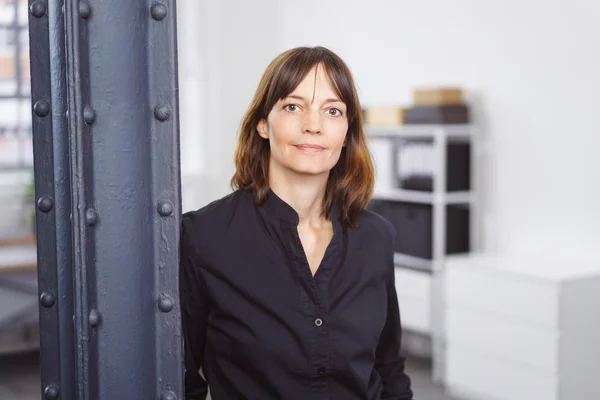 Grinning businesswoman with confident expression — Stock Photo, Image