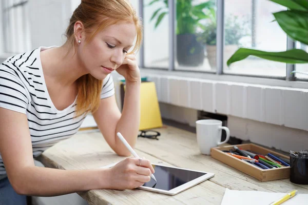 Diseñadora o artista gráfica que trabaja en su oficina — Foto de Stock