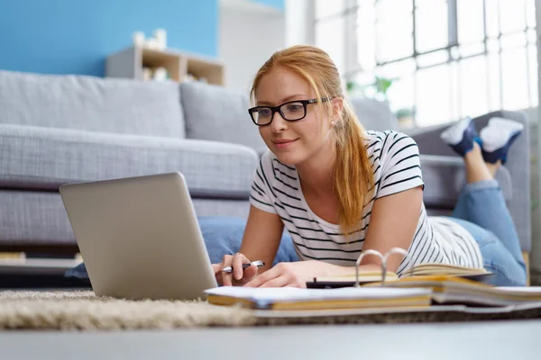 Leende ung kvinnlig student studerar hemma — Stockfoto