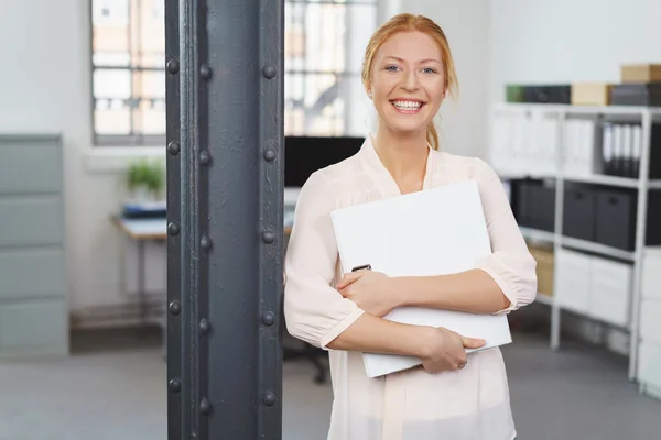 Glad självsäker ung affärskvinna — Stockfoto