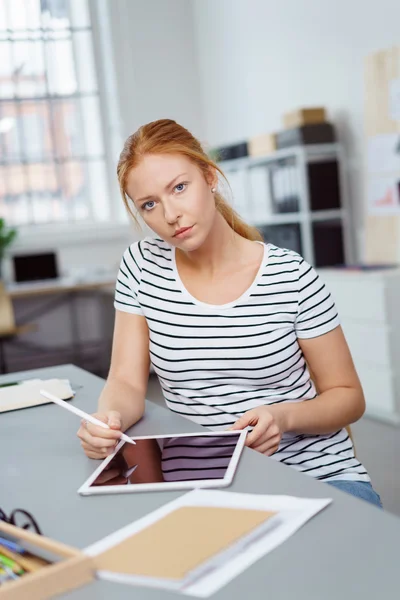 Ragionevole donna d'affari che lavora con un tablet — Foto Stock