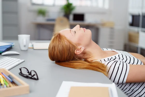 Trött ung kvinna tar en paus i arbetet — Stockfoto