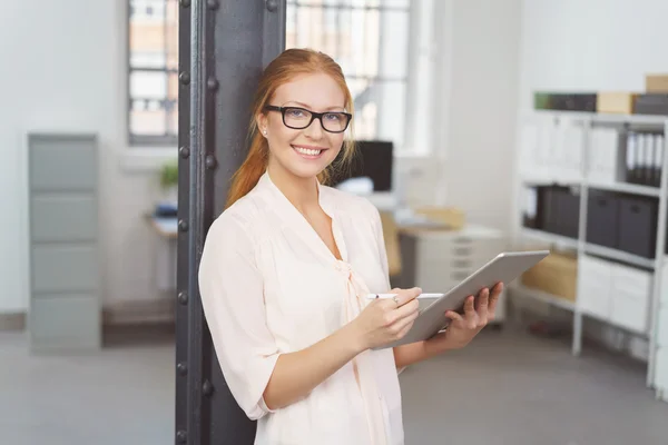 Sorridente giovane imprenditrice con computer tablet — Foto Stock