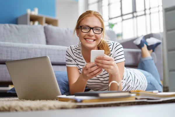 Blij jonge vrouw met een stralende glimlach — Stockfoto