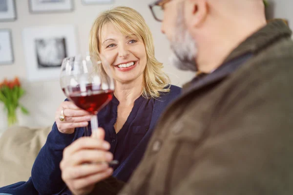 Mulher atraente relaxando com o marido — Fotografia de Stock