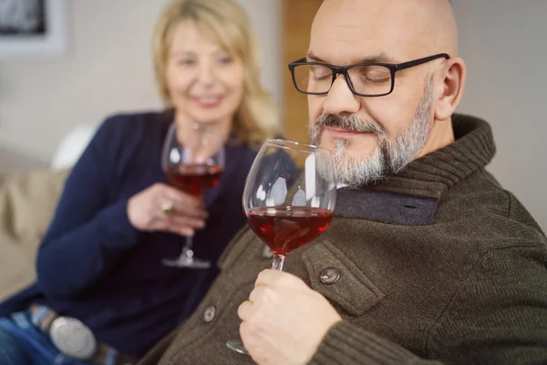Mann mittleren Alters genießt ein Glas Rotwein — Stockfoto
