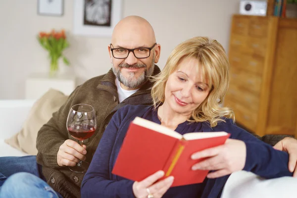 Feliz casal maduro leitura e beber vinho — Fotografia de Stock