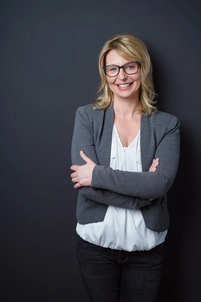 Femme d'affaires riante avec bras croisés — Photo