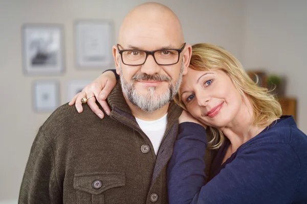 Affectionate friendly middle-aged couple — Stock Photo, Image