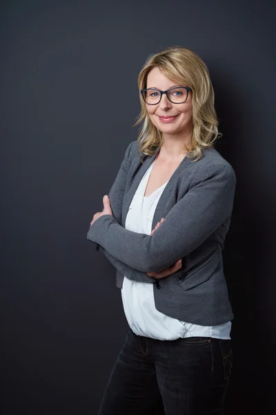 Femme d'affaires joyeuse avec les bras croisés — Photo