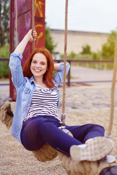 Uśmiechnięta szczęśliwa młoda kobieta relaksująca na zewnątrz — Zdjęcie stockowe