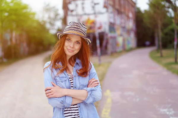 Gorgeous trendig ung rödhårig kvinna — Stockfoto