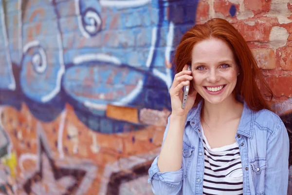 Aantrekkelijke jonge Redhead chatten op haar mobiele — Stockfoto