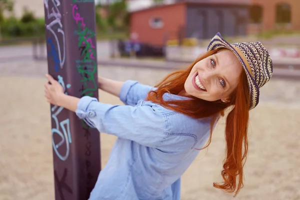 Sorrindo feliz despreocupado jovem ruiva mulher — Fotografia de Stock