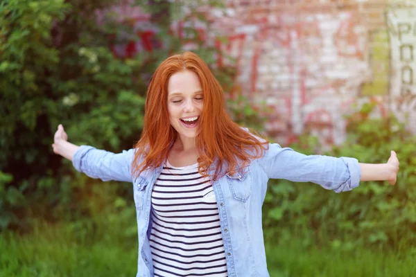 Lachen levendige jonge vrouw genieten van zichzelf — Stockfoto
