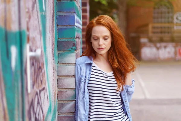 Pensiero giovane rossa donna con gli occhi downcast — Foto Stock