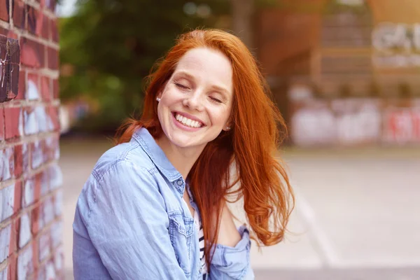 Jolie jeune femme avec de longs cheveux cuivrés rouges — Photo