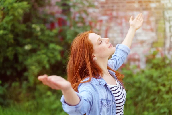 Mujer joven y bonita disfrutando de la paz de la naturaleza — Foto de Stock