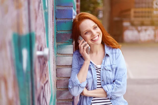 Молодая рыжая женщина улыбается от восторга — стоковое фото