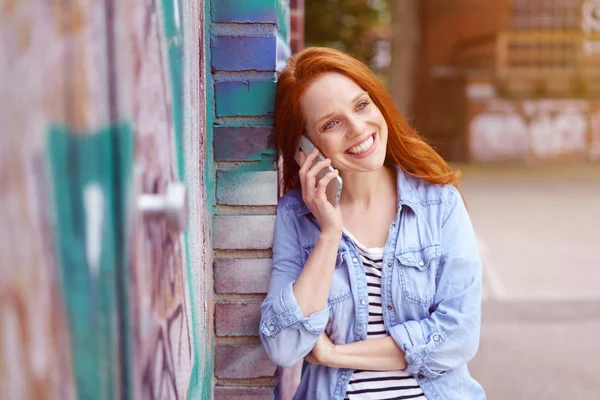 Giovane rossa donna sorridente con gioia — Foto Stock