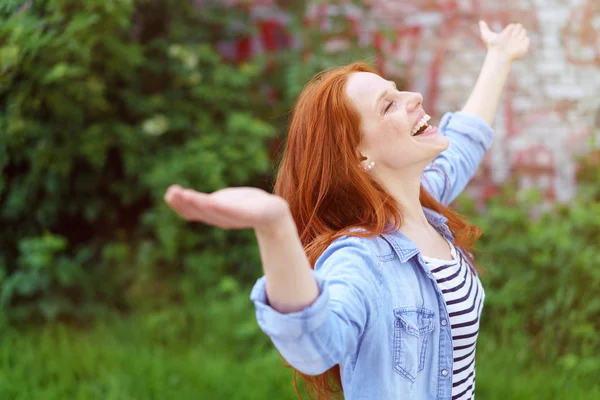 Riendo joven pelirroja regocijándose en primavera — Foto de Stock