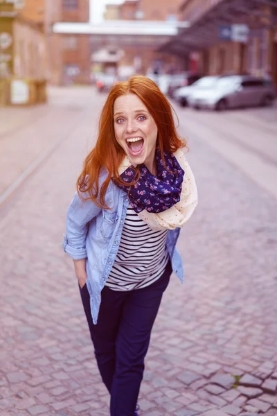 Donna felicissima con le mani in tasca — Foto Stock