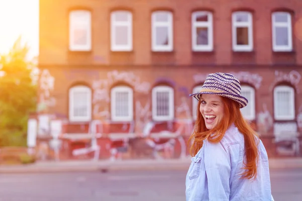 Divertido rindo jovem mulher em um chapéu da moda — Fotografia de Stock