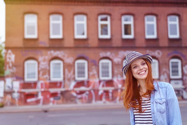 Linda jovem ruiva mulher com um sorriso bonito — Fotografia de Stock